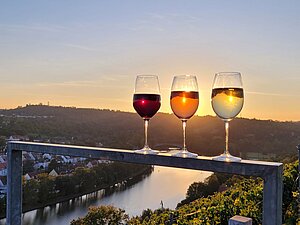 Rotwein, Weißherbst und Weißwein im Glas vor Sonnenuntergang